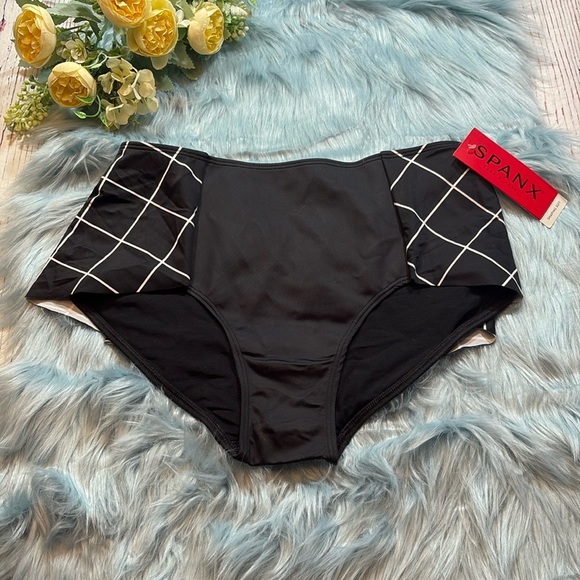 NWT SPANX Flirty Skirted Swim Bottom in Black Geo Sz 10 - Picture 2 of 10